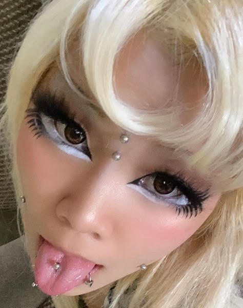 Gyaru Aesthetic, Gyaru Makeup, Alt Makeup, Cool Piercings, Swag Makeup, Facial Piercings, Cute Piercings, Gyaru Fashion, Alternative Makeup