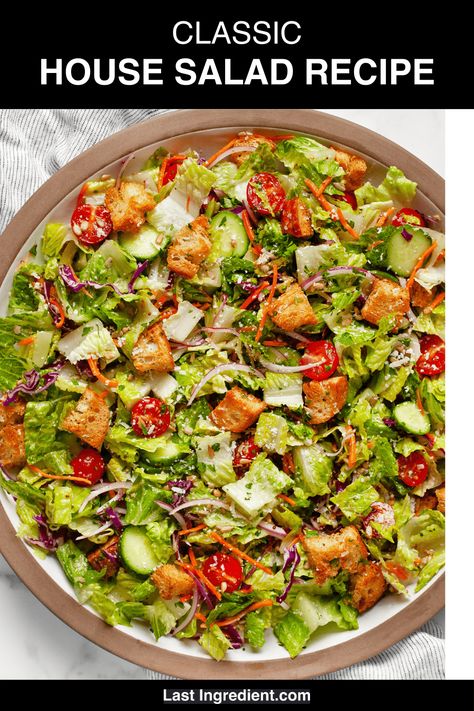 Classic House Salad Summer Picnic Salads, Picnic Salad Recipes, Soup And Salad Combo, Chopped Salad Recipes, Side Salad Recipes, Red Wine Vinaigrette, Romaine Salad, Vegan Salads, Dinner Salad