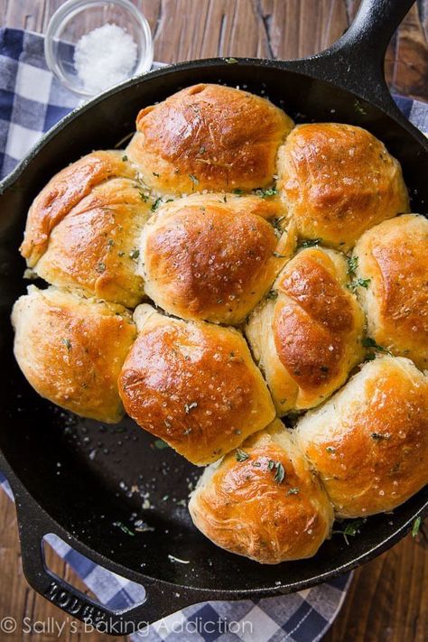 Cast-Iron-Skillet-Bread Skillet Rolls, Cast Iron Skillet Recipes Dinner, Pane Naan, Pane Alle Olive, Cast Iron Bread, Cast Iron Skillet Cooking, Skillet Bread, Iron Skillet Recipes, Homemade Rolls