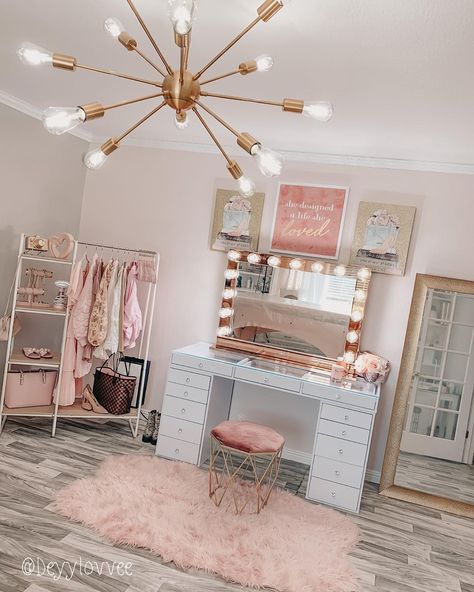 Impressions Vanity Co. on Instagram: “Mix and match! 😍 Here's some inspo with our Rose Gold Hollywood Iconic Premiere Pro mirror and our Slaystation 2.0 in white. A beautiful…” Girls Dressing Room, Rose Gold Room Decor, Gold Room Decor, Beauty Room Vanity, Teen Girl Room Decor, Impressions Vanity, Beauty Room Decor, Bedroom Decor For Teen Girls, Glam Room