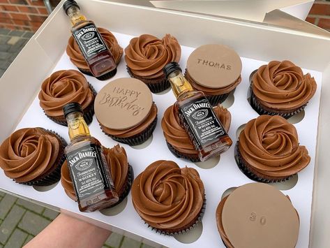 Bday Cupcakes Men, Cupcake Designs For Men, Bday Desserts, Alcohol Cupcakes, Liquor Cupcakes, Alcoholic Cupcakes, Cupcakes For Men, Cupcake Inspiration, Cakes Design