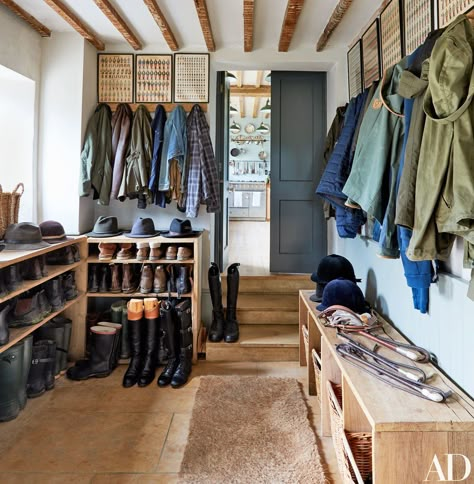 Amanda Brooks Invites Us Inside Her Dreamy English Country Home Boot Room Utility, Mudroom Laundry Room, Casa Country, Mudroom Design, Casa Container, Boot Room, Laundry Mud Room, English Country House, Classic Decor