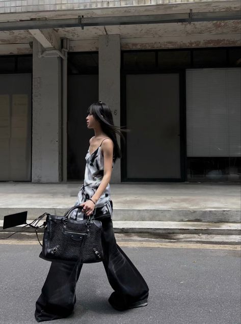 Balenciaga City Bag Outfit, Balenciaga Bag Outfit, Balenciaga Street Style, Balenciaga Aesthetic, Balenciaga Outfit, Dress Over Jeans, Pants Y2k, Bag Outfit, Next Top Model