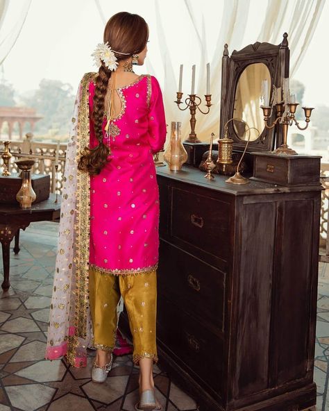 Different Ways To Wear A Gajra For A Trendsetter Bridal Look Silk Kameez, Shalwar Kameez Designs, Wedding Salwar Kameez, Desi Dress, Kameez Designs, Pakistani Salwar, Indian Designer Suits, Culture Fashion, Green Lehenga