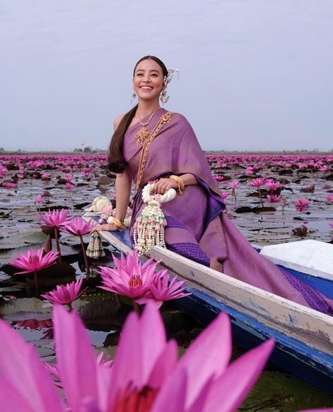 Thai National Costume, Thai Wedding Dress, Thai Culture, Thai Traditional Dress, Indian Photoshoot, National Costume, Photography Posing Guide, Indian Bridal Fashion, Thai Dress