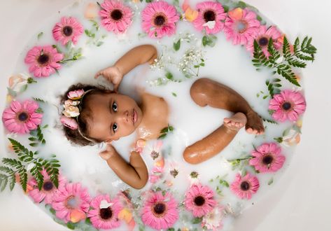 Strawberry Milk Bath Baby, Baby Milk Bath Pictures, Milk Bath Photography Baby, Baby Milk Bath, Milk Bath Photos, Mommy Daughter Photoshoot, 6 Month Baby Picture Ideas, Milk Bath Maternity, Baby Birthday Photoshoot