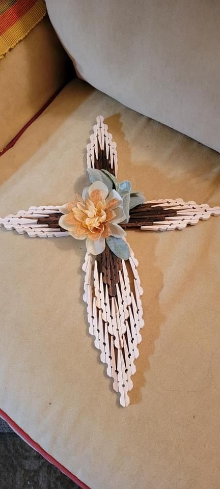 Crosses Made From Clothespins, Clothespin Cross Patterns, Diy Clothespin Crafts, Clothespin Crosses Ideas, Clothes Pin Crosses Diy, Clothes Pin Crafts For Adults, Clothespin Crafts For Adults, Clothes Pin Angels, Close Pin Crafts