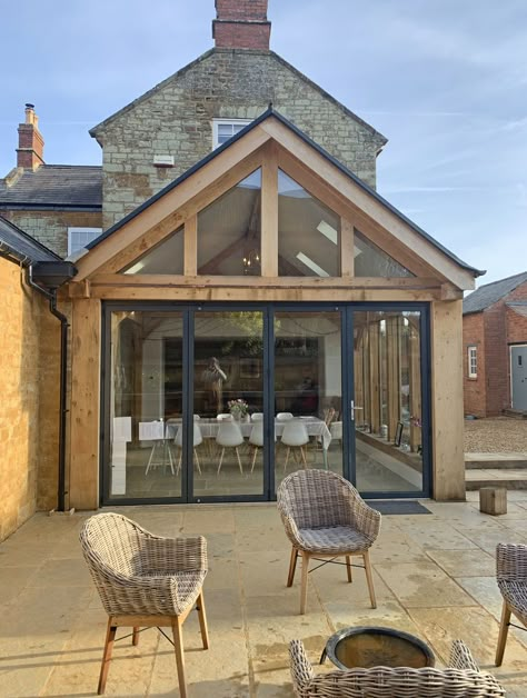 Open plan Oak frame extension, Creaton | Bespoak Timber Frames Timber Frame Cottage, Timber Frame Extension, Barn Conversion Interiors, Oak Framed Extensions, Orangery Extension, Bungalow Extensions, Cottage Extension, Beamed Ceilings, Oak Frame House