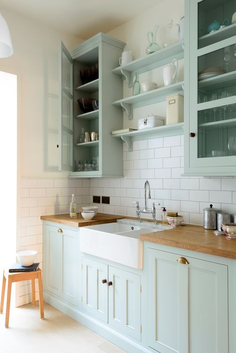 Color Crush: Serene Green - Life-Styled.Net Classic English Kitchen, Kitchen Elements, Mint Kitchen, Kitchen Ikea, Devol Kitchens, English Kitchens, Cottage Kitchens, Classic Kitchen, Classic Kitchens