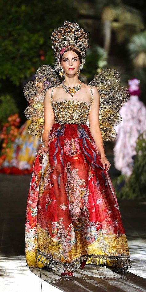 Dolce and Gabbana chose Portofino as the location to launch their new haute… Dolce Gabbana Alta Moda, فستان سهرة, Diva Fashion, Moda Vintage, Beauty And Fashion, Gorgeous Gowns, Fall 2015, Gold Dress, Beautiful Gowns