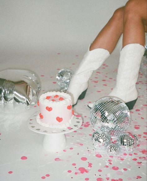 Girlie Photoshoot Ideas, Valentines Aesthetic Pictures, Aesthetic Cake Photoshoot, Birthday Photoshoot Standing Poses, Valentine Studio Photoshoot, Celebration Photoshoot Ideas, Photo Shoot With Cake, Cake Photoshoot Aesthetic, Heart Cake Photoshoot