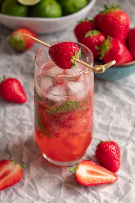 The strawberry mojito, a fun twist on the classic Cuban cocktail, is a refreshing mix of strawberries, rum, fresh lime, sugar, mint, and bubbly club soda! | strawberry mojito recipe | strawberry mojito recipe pitcher | strawberry mojito mocktail | how to make a strawberry mojito #Strawberry #mojito Sugar Free Simple Syrup, Tequila Smash, Mojito Recipe Pitcher, Sun Tea Recipes, Strawberry Mojito Recipe, Watermelon Mint Salad, Mojito Strawberry, Keto Raspberry, Sugar Free Cocktails