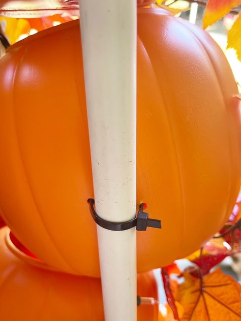 Pumpkin Tower - Well She Tried Pumpkin Bucket Archway, Diy Pumpkin Porch Decor, Diy Pumpkin Pathway Lights, Pumpkin Pail Arch, Fall Halloween Porch Ideas, Pumpkin Totem Pole, Diy Pumpkin Arch Front Porch, Diy Fall Archway, Pumpkin Tower Diy