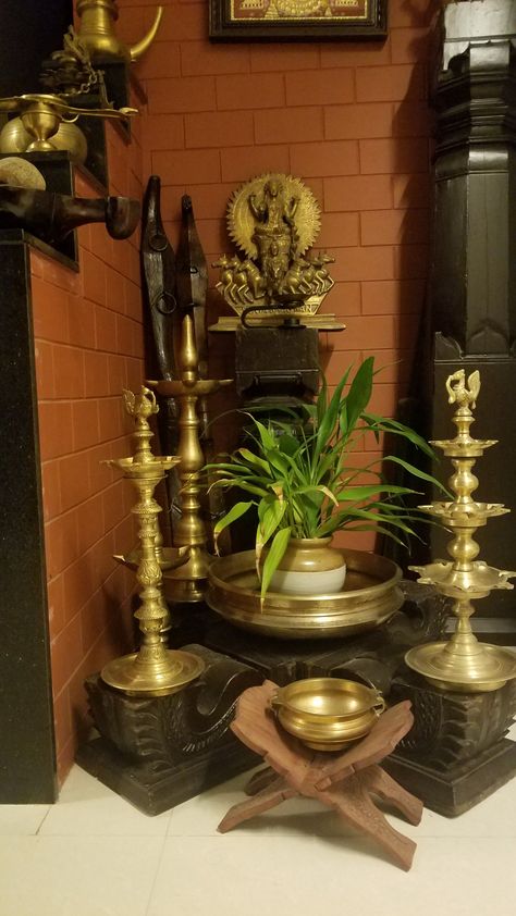 Navarathiri Decorations, Brass Decor Indian Living Rooms, Brass Decor Indian, Classic House Interior Design, Indian Inspired Decor, Vintage Brass Decor, Indian Room Decor, Buddha Decor, India Home Decor