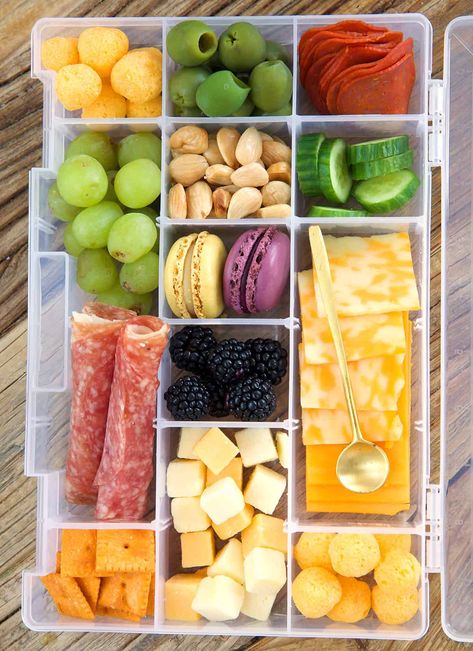 Tackle Box Snack Ideas, Shackle Box Ideas For Adults, Plane Snack Box Ideas, Healthy Snacklebox Ideas, Snackle Box Ideas For Kids, Snacklebox Ideas, Snackle Box Ideas For Adults, Beach Appetizers, Snackle Box Ideas