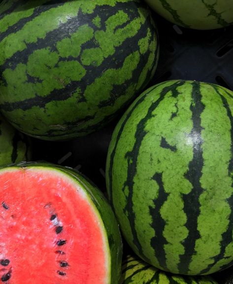 Juicy and sweet Watermelon Vodka Drinks, Watermelon Aesthetic, Watermelon Cocktails, Watermelon Margarita Recipe, Watermelon Picnic, Grocery Flyer, Salad Watermelon, Watermelon Juice Recipe, Watermelon Sangria