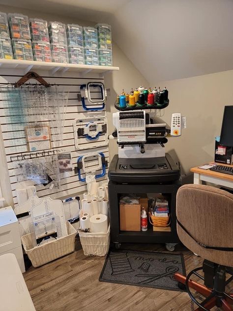 Embroidery Office Space, Embroidery Room Setup, Embroidery Room Organization, Embroidery Room Ideas, Embroidery Room, Embroidery Studio, Shed Office, Craft Room Office, Studio Ideas