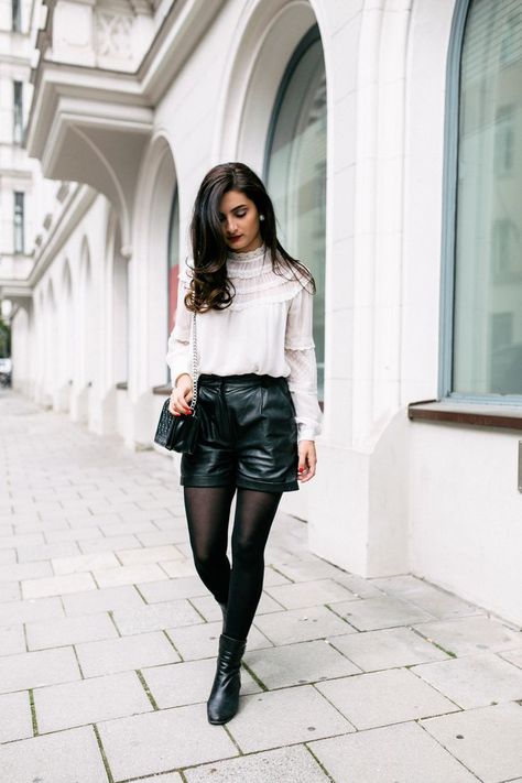 db957c626a8cd7a27231adfbf51e20ebdesc44689072ri Leder Shorts Outfit, Winter Shorts Outfits, Leather Shorts Outfit, Lederhosen Outfit, Short Cuir, Classy Blouses, Express Fashion, Black Leather Shorts, Look Short