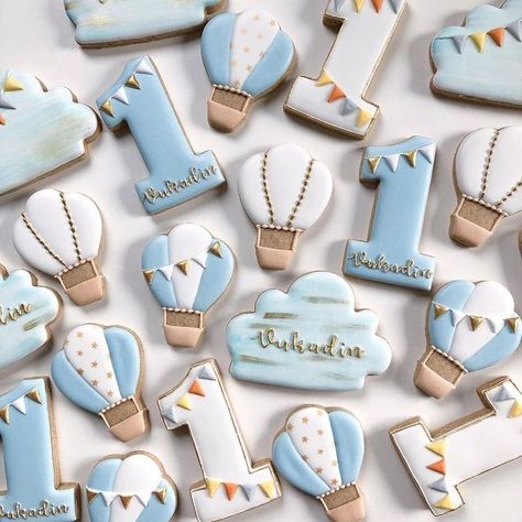 Blue & White Hot Air Balloon and Bunting Cookies (Vukadin) Hot Air Balloon Cookies, Half Birthday Baby, Balloon Cookies, Boys First Birthday Party Ideas, Marble Frame, Christmas Baby Shower, Baby Inspiration, Frame Vector, Cookies For Kids