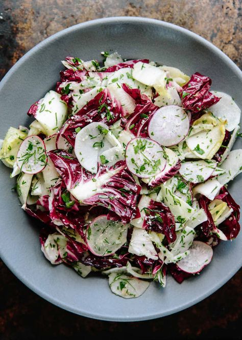 Anchovy Dressing, Chicory Salad, Anchovy Recipes, Radicchio Salad, Bitter Greens, Bistro Food, Fennel Salad, Idee Pasto Sano, Radishes