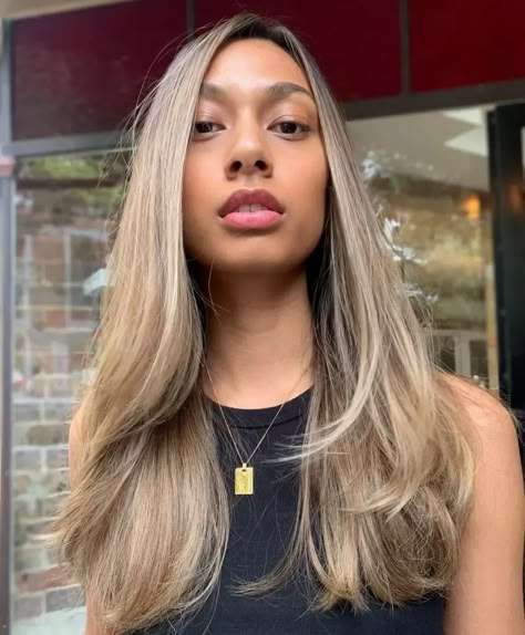 Summer Hair Colors 2023: Black Girl 21 Ideas Black Hair With Blonde Tips, Blonde Tape In Extensions, Black Hair With Blonde, Dark Skin Blonde Hair, Blonde Hair Tips, Ashy Blonde Hair, Caramel Blonde Hair, Blonde Tips, Blonde Hair With Bangs