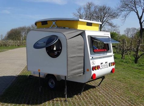 Fresh 230 sq. ft. tiny house looks like a camper but feels like home Lightweight Campers, Mini Caravan, Small Camper, Tiny House Swoon, Tiny Trailers, Tiny Camper, Kombi Home, Micro Camper, Bike Camping