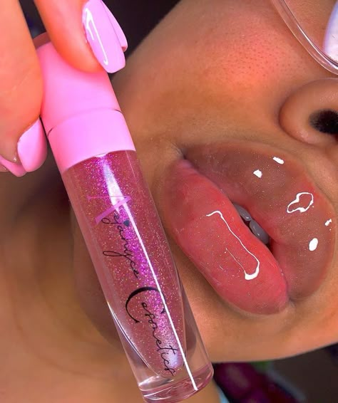 Purple Glitter Lip Gloss, Glitter Gloss Lips, Baddie Lip Gloss, Lip Gloss On Lips, Lip Gloss Business Ideas, Clear Glitter Lip Gloss, Lip Gloss Aesthetic, Lip Gloss Business, Lip Plumper Gloss