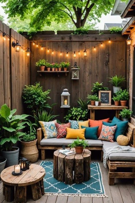 Small Stoep Idees, Concrete Patio Garden Ideas, Backyard Corner Deck Ideas, Townhouse Courtyard Garden, Small Outdoor Spaces Patio, Urban Rooftop Garden, Small Concrete Backyard Ideas, Townhouse Porch Ideas, Tiny Courtyard Ideas