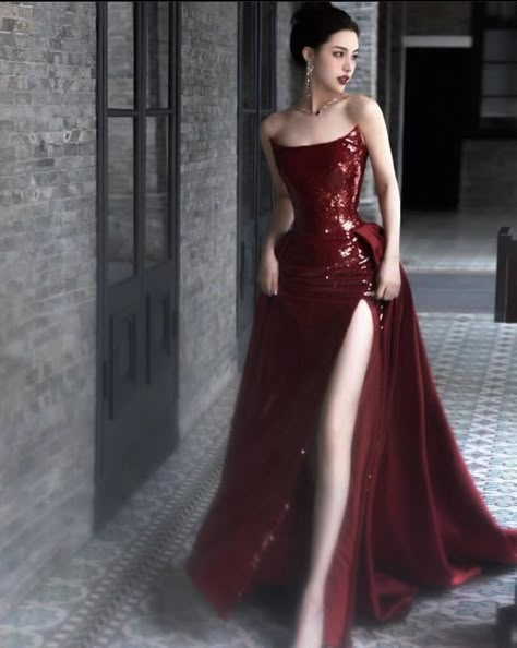 Dark Red Gala Dress, Lana Del Rey Prom Dress, Blood Red Dress, Pretty Red Dress, Red Prom Dresses, Fest Outfits, Prom Dress Inspiration, Red Prom, Pretty Prom Dresses