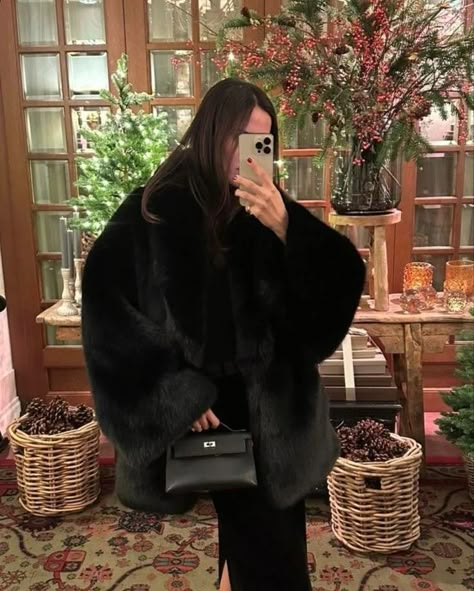 Black Fur Coat Outfit Classy, Black Fur Coat Outfit, Alex Riviere, Faux Fur Coats Outfit, Fur Jacket Outfit, Black Fur Jacket, Fur Coat Outfit, Black Fur Coat, Black Faux Fur Coat