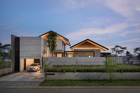 Gallery of Iyashi House / Pranala Associates - 16 Pranala Associates, Japanese Exterior, Japanese Modern House, Japanese House Design, Mansion Exterior, Tropical Architecture, Modern Exterior House Designs, Minimal House Design, House Blend