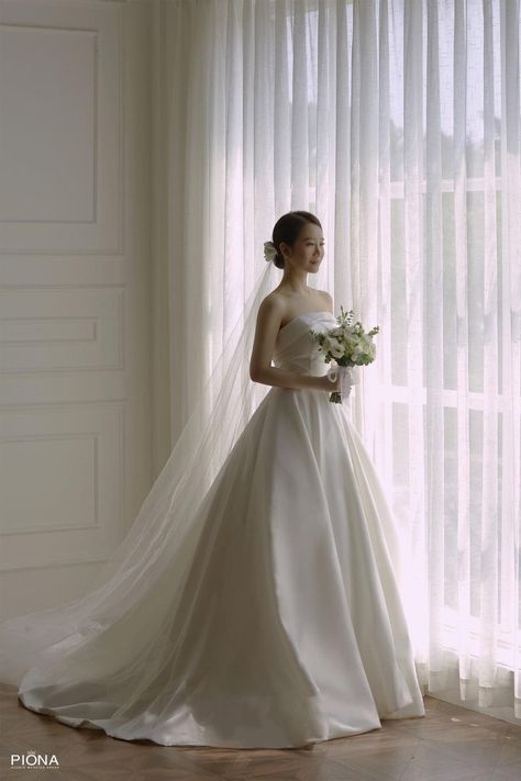 Korean Wedding Dress Simple, Wedding Dresses Korean, Hanbok Wedding Dress, Korean Wedding Dress, Wedding Gown Simple, Big Wedding Dresses, Bridal Theme, Bride Dress Simple, Elegant Bridal Gown