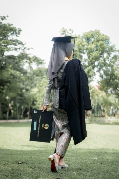 Graduation Photoshoot Outdoor, Ide Foto Wisuda Outdoor, Graduation Outdoor Photoshoot, Pose Wisuda Outdoor, Graduation Ideas Photoshoot, Outdoor Graduation Photoshoot Ideas, Graduation Photoshoot Poses, Foto Graduation, Graduation Pose Ideas