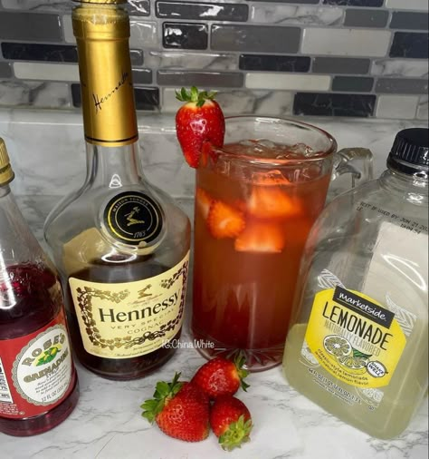 Hennessy Drinks, Summer Drinks Alcohol Recipes, Fruity Alcohol Drinks, Bartender Drinks Recipes, Fun Drinks Alcohol, Bartender Drinks, Pretty Alcoholic Drinks, Alcholic Drinks, Liquor Recipes