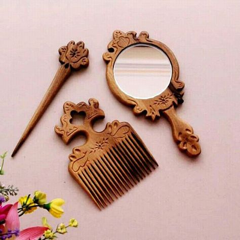 Wood Trinkets, Handmade Wood Crafts, Wood Spoon Carving, Simple Wood Carving, Wood Jewelery, Wood Art Projects, Wooden Comb, Wood Carving Designs, Wood Shop Projects