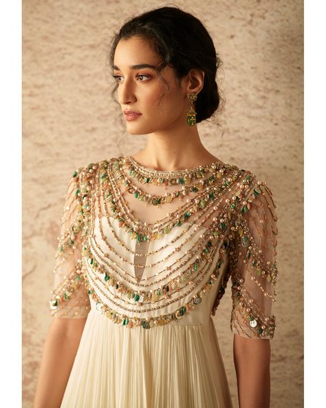 Plain Lehenga, Ridhi Mehra, Boutique Designs, Punjabi Outfits, Ivory Fabric, Dressing Style, Atelier Versace, Indian Gowns, Ethnic Outfits