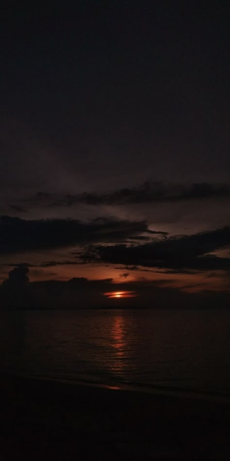 Dark Sunset Background, Authentic Background Wallpaper, Dark Sunsets Aesthetic, Night Time Wallpaper Iphone, Beach At Night Aesthetic Wallpaper, Dark Skies Aesthetic, Night Sky Photos Iphone, Dark Night Sky Aesthetic Wallpaper, Dark Sunset Aesthetic Wallpaper