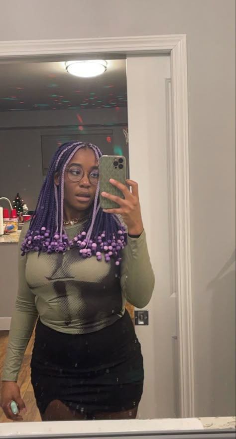 Curly Box Braids With Beads, Purple Beads Braids, Short Colored Box Braids, Purple And Silver Braids, Purple Knotless Braids With Beads, Colored Box Braids With Beads, Black And Purple Braids With Beads, Color Block Braids, Braids With Purple Beads