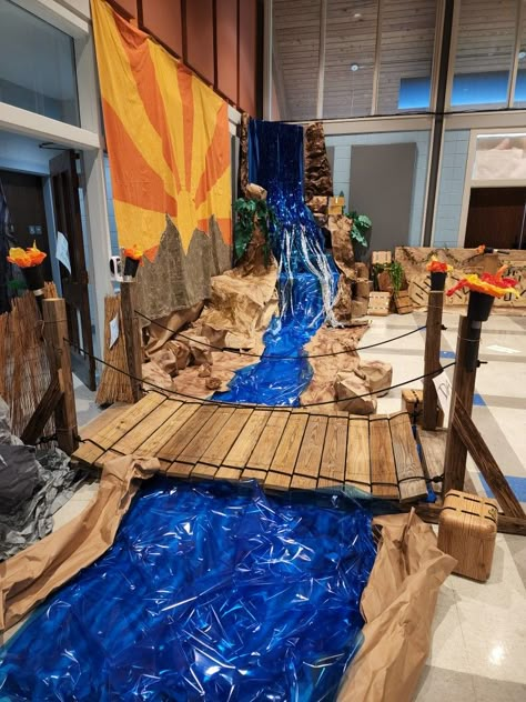 Curvy, flowing waterfall with a working rope bridge! Moana Decor, Jungle Bridge, Moana Decorations, Waterfall Decoration, Ocean Vbs, Forest Classroom, Theatre Backdrops, Diy Waterfall, Rope Bridge