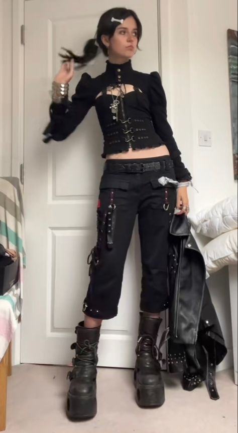 Arcane Inspired Outfit, Arcane Fashion Style, Industrial Goth Fashion, Ghoulia Outfit, Goth Pants Outfit, Old Style Outfits, Arcane Inspired Outfits, Band Costumes, Pin Up Goth