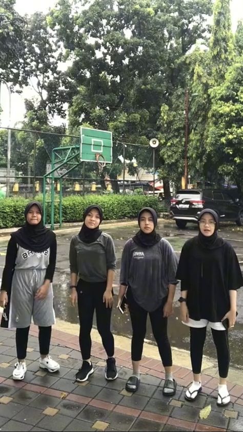 Pap Olahraga Jogging, Outfit Ngegym, Ootd Badminton Hijab, Style Jogging Hijab, Badminton Outfit Women Hijab, Outfit Badminton Hijab, Ootd Gym Hijab, Ootd Badminton, Outfit Gym Hijab