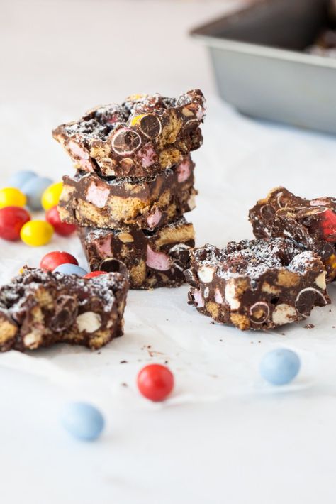 Rocky Road with #vegan mini marshmallows, crushed biscuits and lots of chocolate-y goodness. Vegan Rocky Road, Cookies Gooey, Rainbow Smoothie, Vegan Afternoon Tea, Decorated Plates, Rocky Road Recipe, Digestive Biscuits, Dairy Free Milk, Berry Smoothie