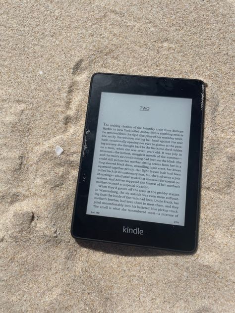 Kindle On The Beach, Italy Wardrobe, Relaxation Aesthetic, Kindle Aesthetic, Bookstagram Ideas, Aesthetic Health, Beach Read, Still Picture, Wellness Lifestyle