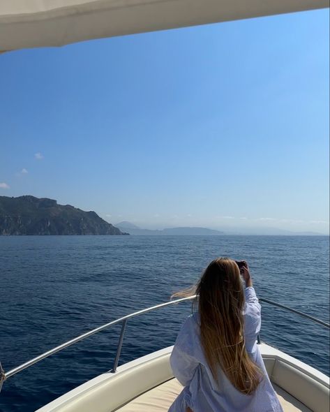 Pontune Boat, Boat Ride Aesthetic, Amalfi Coast Boat, Wanderlust Aesthetic, Ride Aesthetic, Italy Amalfi Coast, Vacation In Italy, Italy Amalfi, Aesthetic Italy