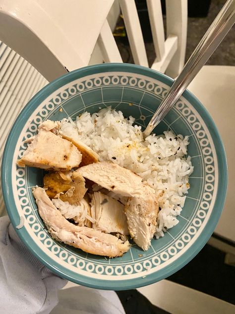 Easy healthy dinner chicken and rice Chicken And Rice Aesthetic, Eggs And Rice, Rice And Chicken, Healthy Food Menu, Rice Dinner, Easy Healthy Dinners, Food Is Fuel, Food Cravings, Chicken Dinner