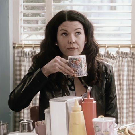 Lorelai Gilmore Coffee, Gilmore Girls Characters, Babette Ate Oatmeal, Gilmore Girls Fashion, Lorelei Gilmore, Gilmore Girls Outfits, Lauren Graham, Lorelai Gilmore, I Love Cinema