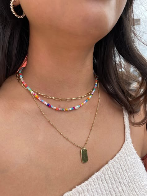 Beaded Jewelry Color Combos, Colorful Necklace Outfit, Cute Necklace Combos, Cute Beach Necklaces, Beach Necklace Aesthetic, Summer Necklace Ideas, Necklaces Combo, Necklace Combos, Beachy Necklaces