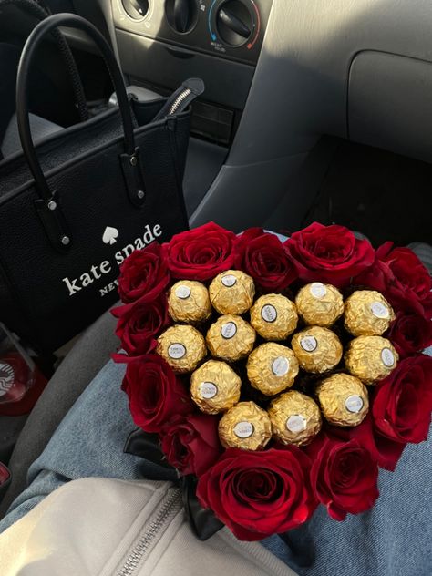 Romo. Red roses. Flower arrangements. Flowers with chocolates Flower Heart Bouquet, Roses Bouquet Gift Boyfriends, Heart Shaped Bouquet, Heart Flower Bouquet, Heart Shaped Flower Bouquet, Heart Bouquet, Heart Flower Arrangement, Heart Shape Flower Bouquet, Birthday Flowers Bouquet With Chocolate