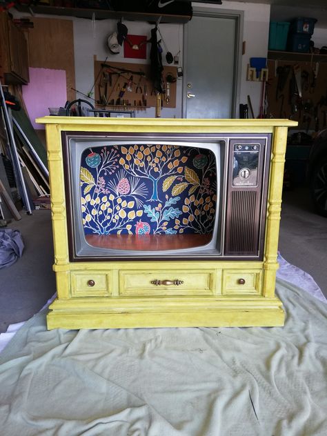 Took an old TV console converted it into a fun display box or bar. Great way to make a conversation piece #upcycletechie Box Tv Repurpose Old Tv, Vintage Tv Upcycle, Vintage Tv Makeover, Old Tv Ideas Diy Projects Vintage Tv, Old Tv Decor, Console Tv Repurpose, Old Tv Upcycle, Old Tv Console Repurpose, Old Tv Repurpose