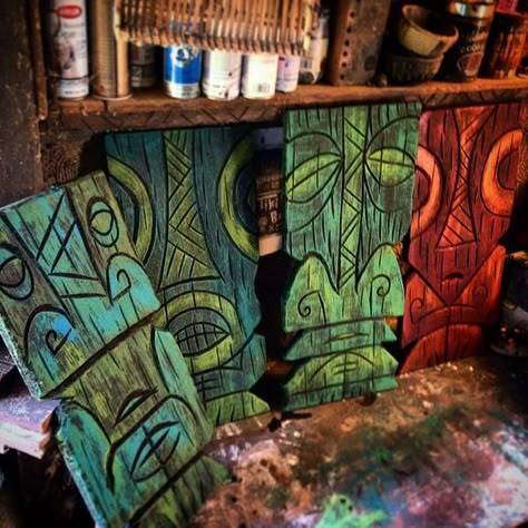 Tiki Inspired Patio, Tiki Bar Porch Ideas, Tiki Bar Restaurant Ideas, Tiki Painting Ideas, Diy Tiki Decor, Diy Tiki Bar Decor, Tiki Christmas Decorations, Tiki Patio Ideas, Diy Tiki Decorations